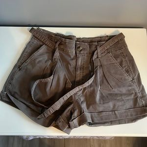AMERICAN EAGLE CARGO MOM SHORTS